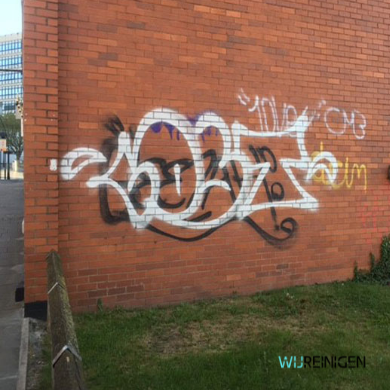 graffiti verwijderen van gebouw